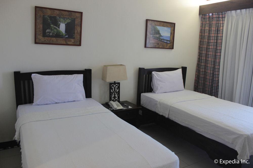 Ilocos Norte Hotel & Convention Center Laoag Esterno foto