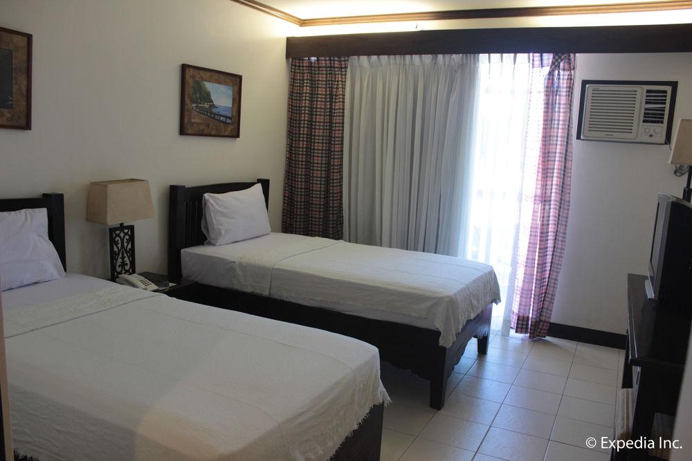 Ilocos Norte Hotel & Convention Center Laoag Esterno foto