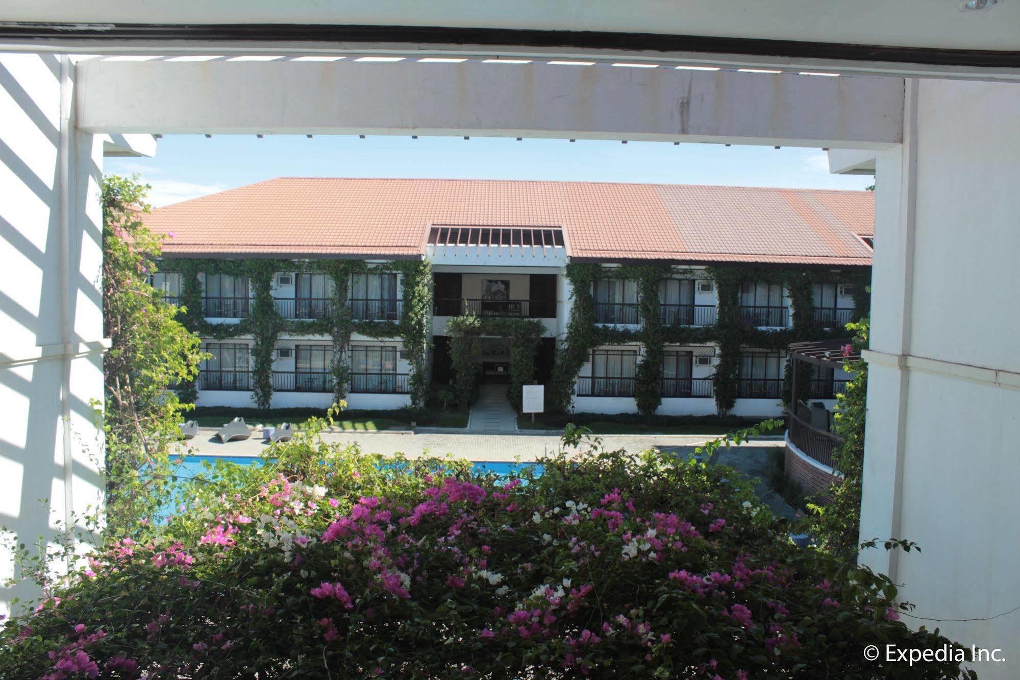 Ilocos Norte Hotel & Convention Center Laoag Esterno foto