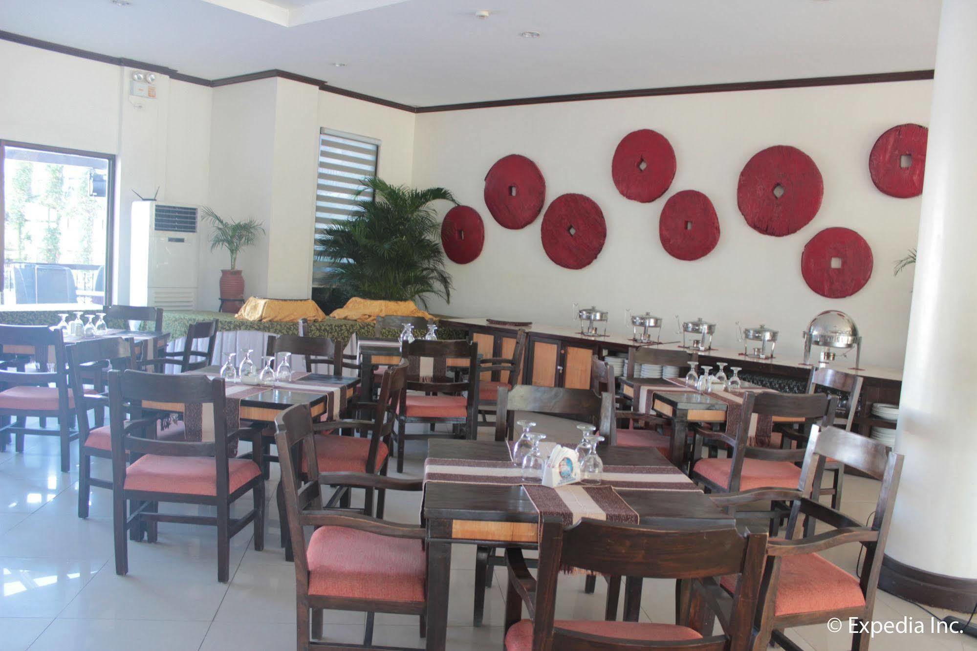 Ilocos Norte Hotel & Convention Center Laoag Esterno foto