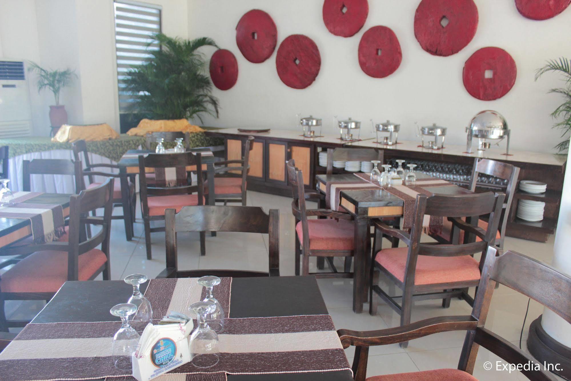 Ilocos Norte Hotel & Convention Center Laoag Esterno foto