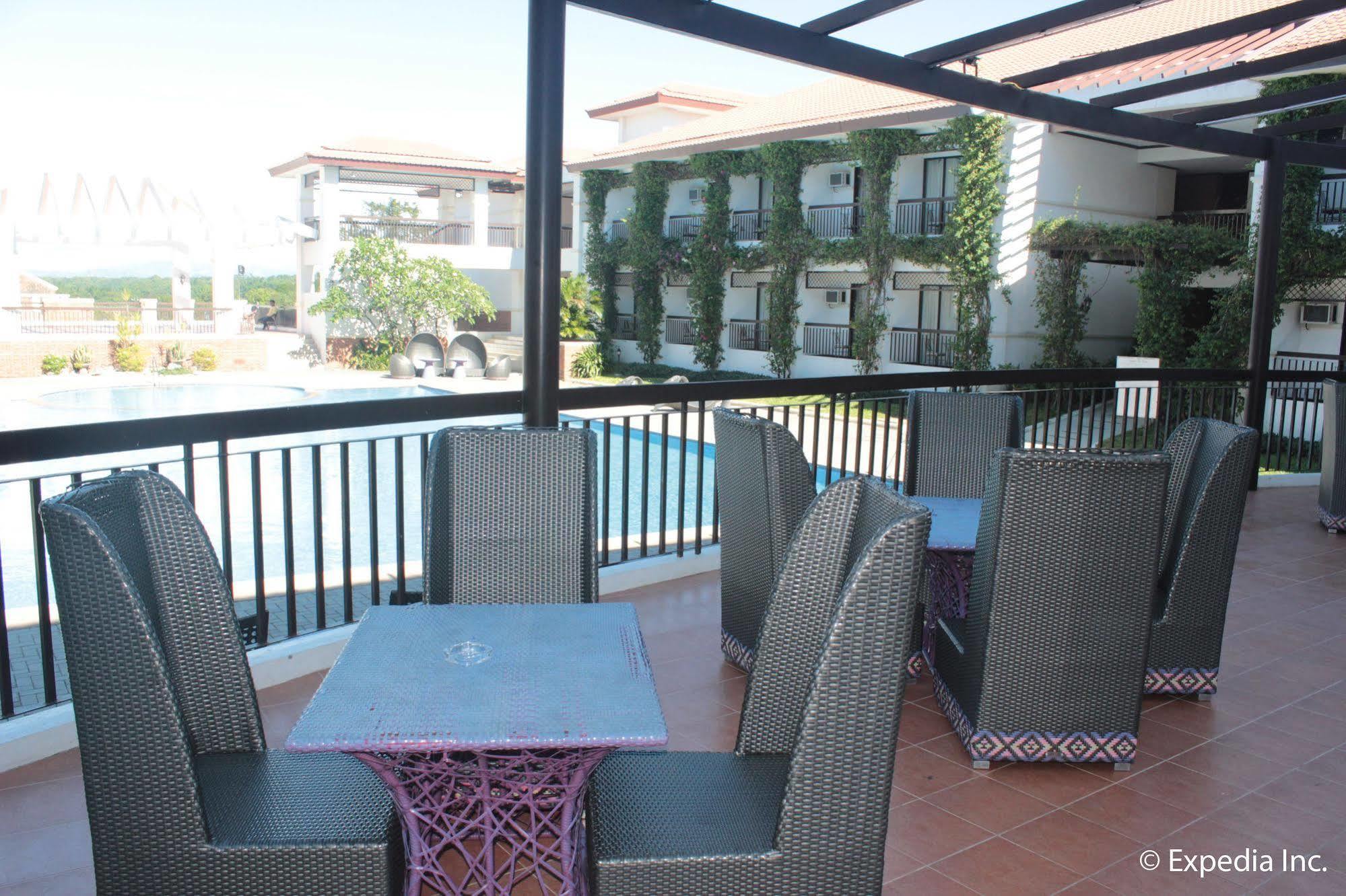 Ilocos Norte Hotel & Convention Center Laoag Esterno foto