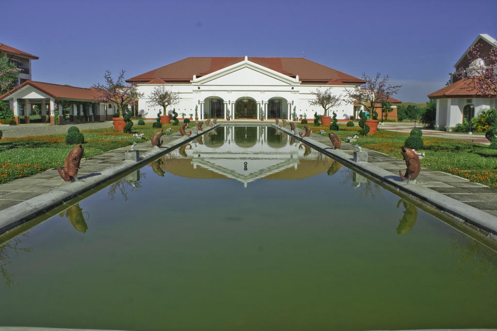 Ilocos Norte Hotel & Convention Center Laoag Esterno foto