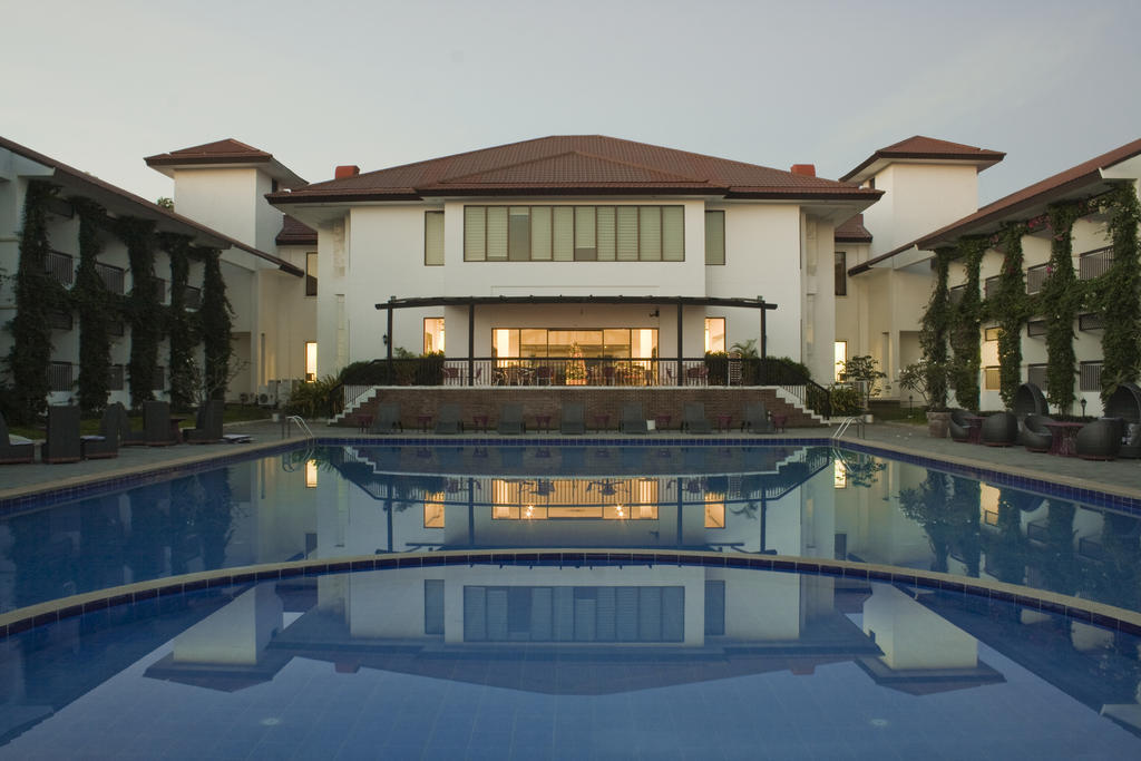 Ilocos Norte Hotel & Convention Center Laoag Esterno foto